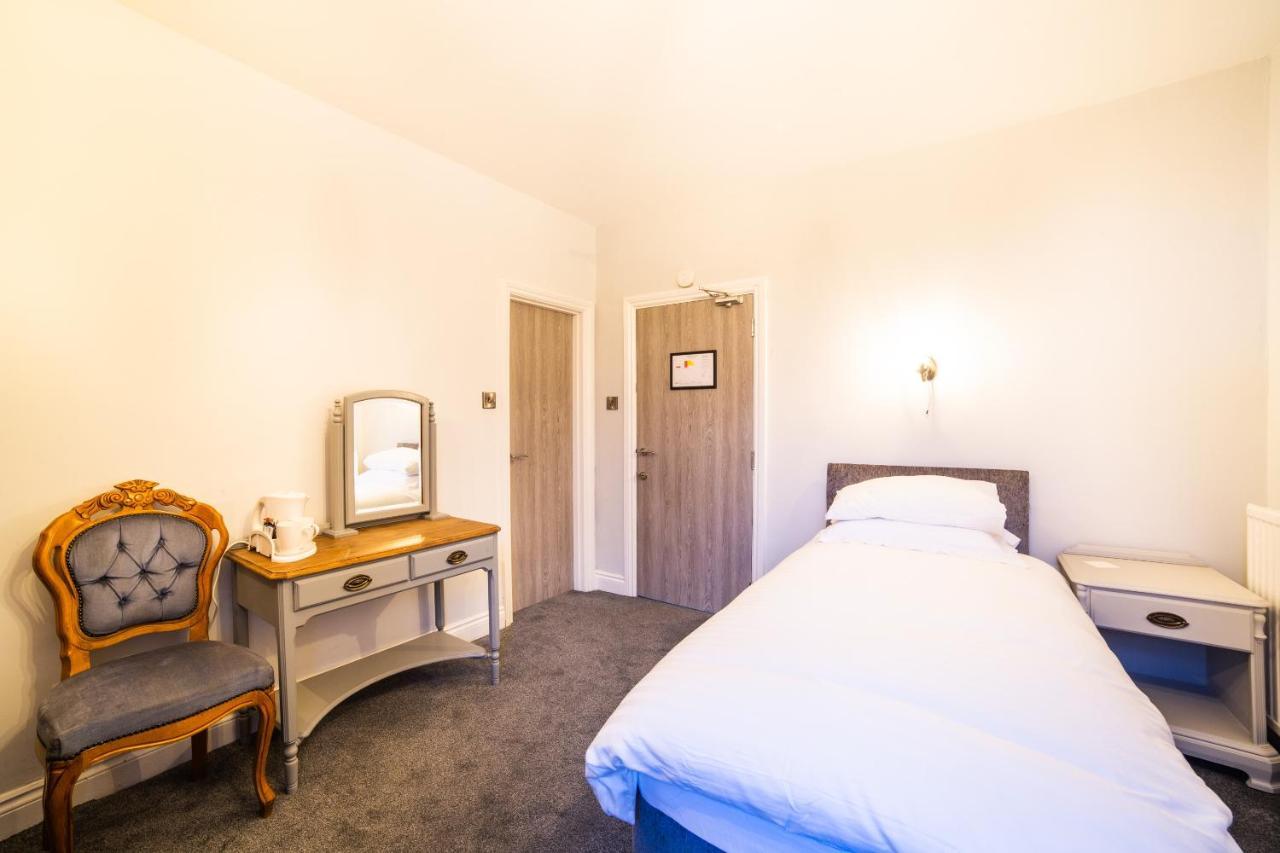Churchill'S Hotel Wombwell Buitenkant foto